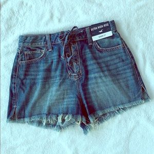 Hollister Ultra High-Rise Mom Blue Denim Short 3”